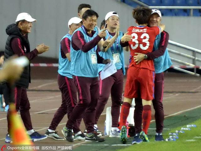 就读于都立东京高中的水岛树权（斎藤工 饰）漂亮帅气，是无数女孩心仪的对象，连教务处长富良野健儿（津田寛治 饰）的女儿圭子（乙黒えり 饰）也对他青睐有加。恋人节当天，树权收到同班转校生有角藻奈美（川村ゆきえ 饰）的巧克力，可是这个味道有些奇异的巧克力让他的人生产生剧变。本来藻奈美是一个存活上百年的吸血鬼，她用掺有本身血液的巧克利巴树权酿成了一只吸血鬼。发现藻奈美真实身份的圭子想要搭救树权，成果却坠楼身亡。概况薄弱虚弱的健儿现实上是个疯狂的科学家，他将女儿的尸身革新成威力壮大的僵尸。一时候校园上空阴云密布，吸血少女和僵尸少女的战役就此拉开帷幕……本片按照内田春菊的漫画《『闇のまにまに～吸血少女対少女フランケン～》改编。